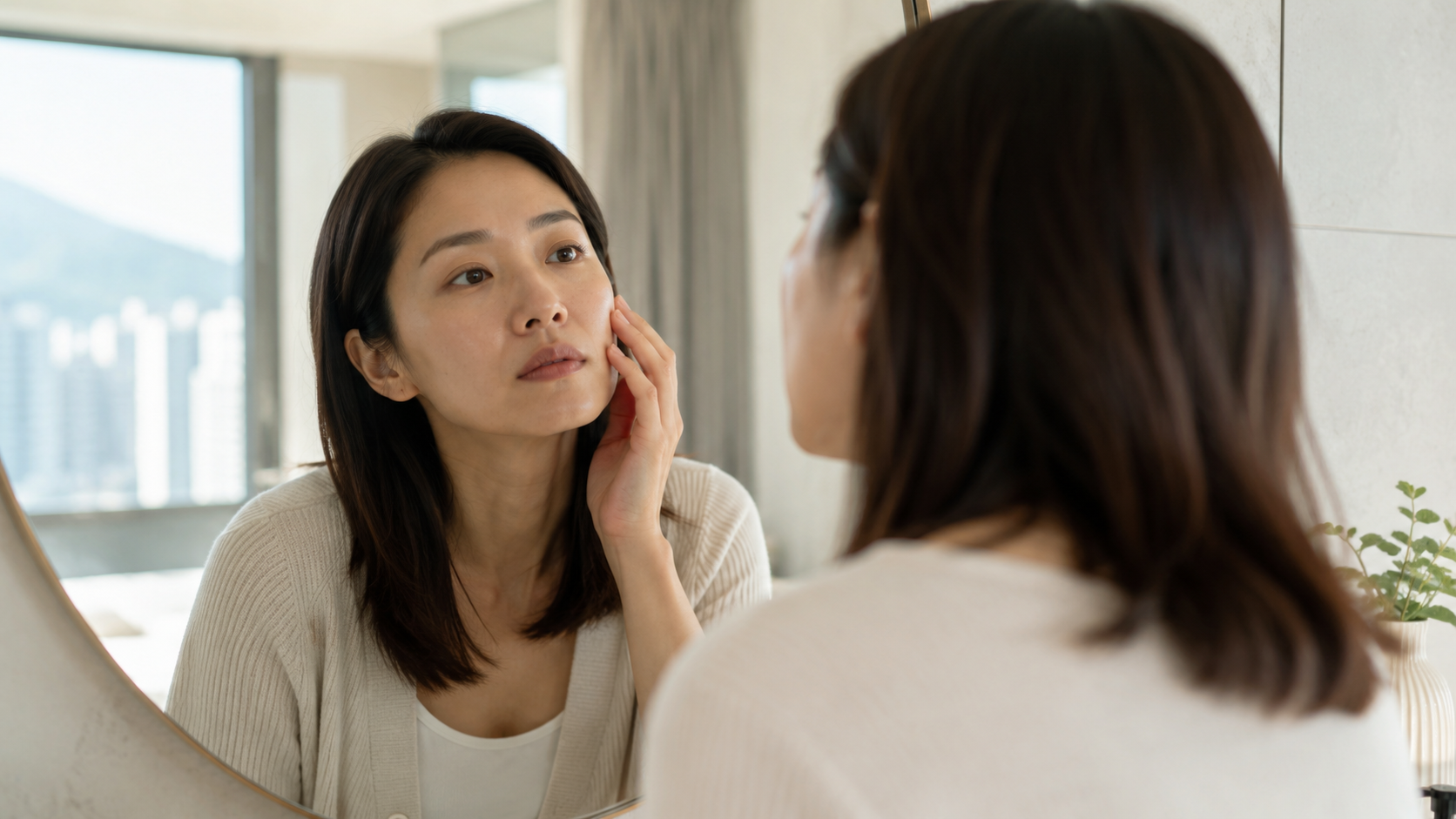 女性照鏡見到面色暗沉、疲憊
