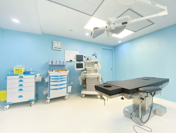 A sterile and professional medical procedure room at a specialized wart removal clinic li ke Kcentric.